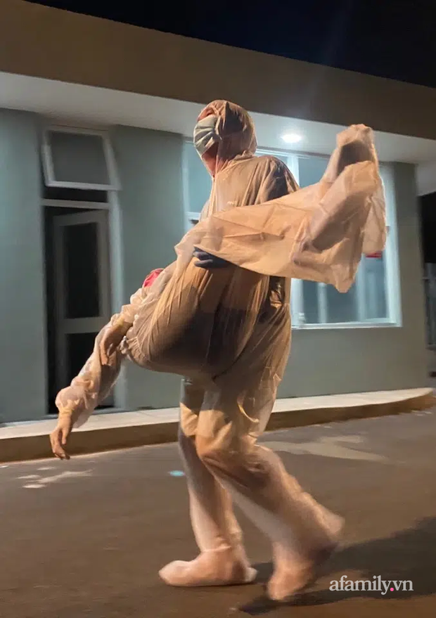 Nữ y sĩ ngất xỉu giữa đêm vì mệt, đói khi đang phân loại bệnh nhân trong khu cách ly COVID-19-2