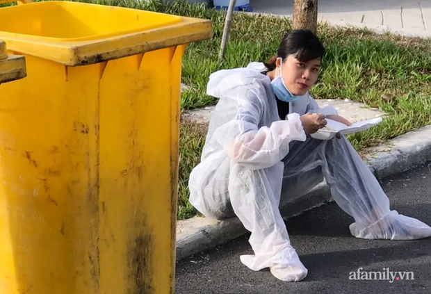Nữ y sĩ ngất xỉu giữa đêm vì mệt, đói khi đang phân loại bệnh nhân trong khu cách ly COVID-19-4