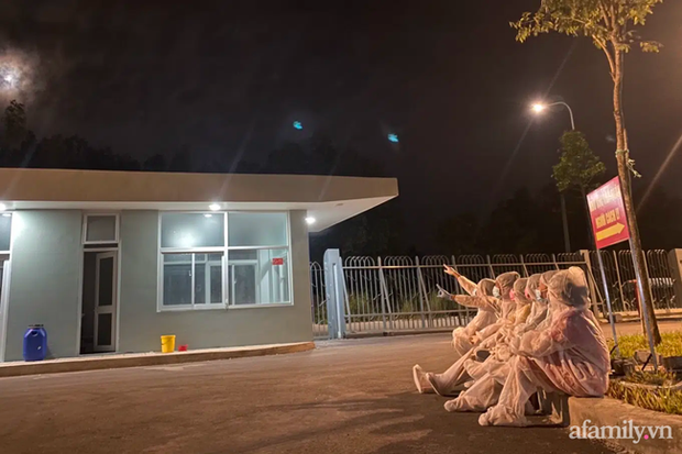 Nữ y sĩ ngất xỉu giữa đêm vì mệt, đói khi đang phân loại bệnh nhân trong khu cách ly COVID-19-6