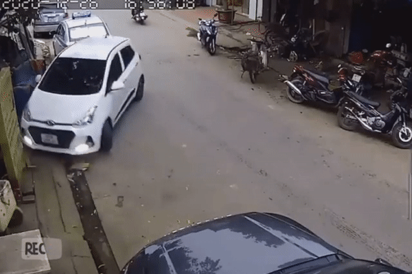 CLIP: Ma men tay không đấm vỡ kính ô tô, đòi tung cước xử tài xế-2