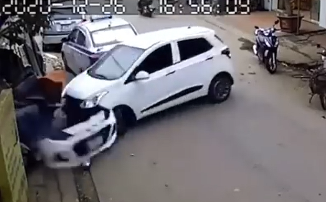 Clip: Chị đẹp tự tin sải bước sang đường cầm lái xế hộp, thần thái thuần thục như một tay đua cự phách cho đến khi lùi xe...-1