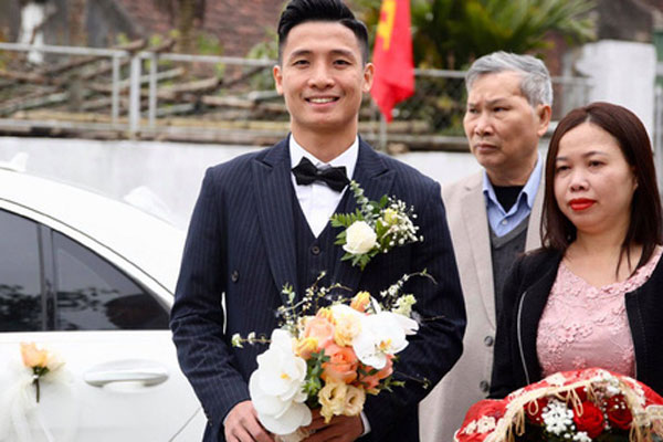 Bùi Tiến Dũng ân cần nâng váy cho Khánh Linh, cùng nhau khóa môi ngọt ngào trên sân khấu-9