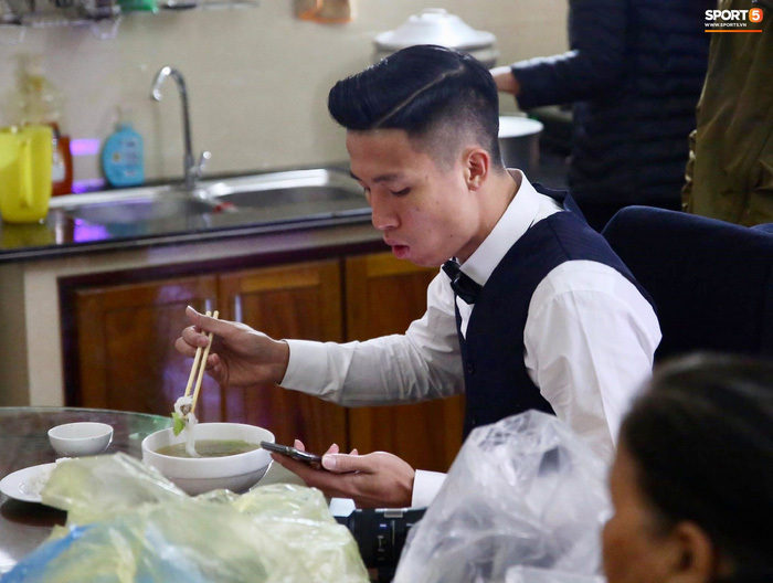 Bùi Tiến Dũng diện suit bảnh bao trong ngày trọng đại, tự lái xế hộp giá 4 tỷ đến đón nàng về dinh-1