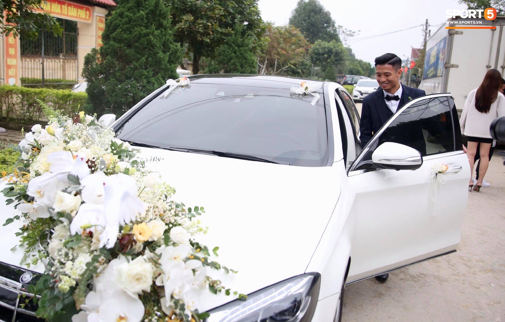 Bùi Tiến Dũng diện suit bảnh bao trong ngày trọng đại, tự lái xế hộp giá 4 tỷ đến đón nàng về dinh-4
