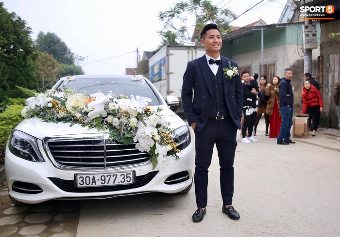 Bùi Tiến Dũng diện suit bảnh bao trong ngày trọng đại, tự lái xế hộp giá 4 tỷ đến đón nàng về dinh-3