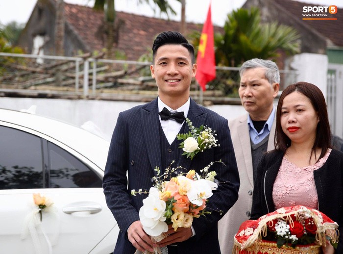 Bùi Tiến Dũng diện suit bảnh bao trong ngày trọng đại, tự lái xế hộp giá 4 tỷ đến đón nàng về dinh-7