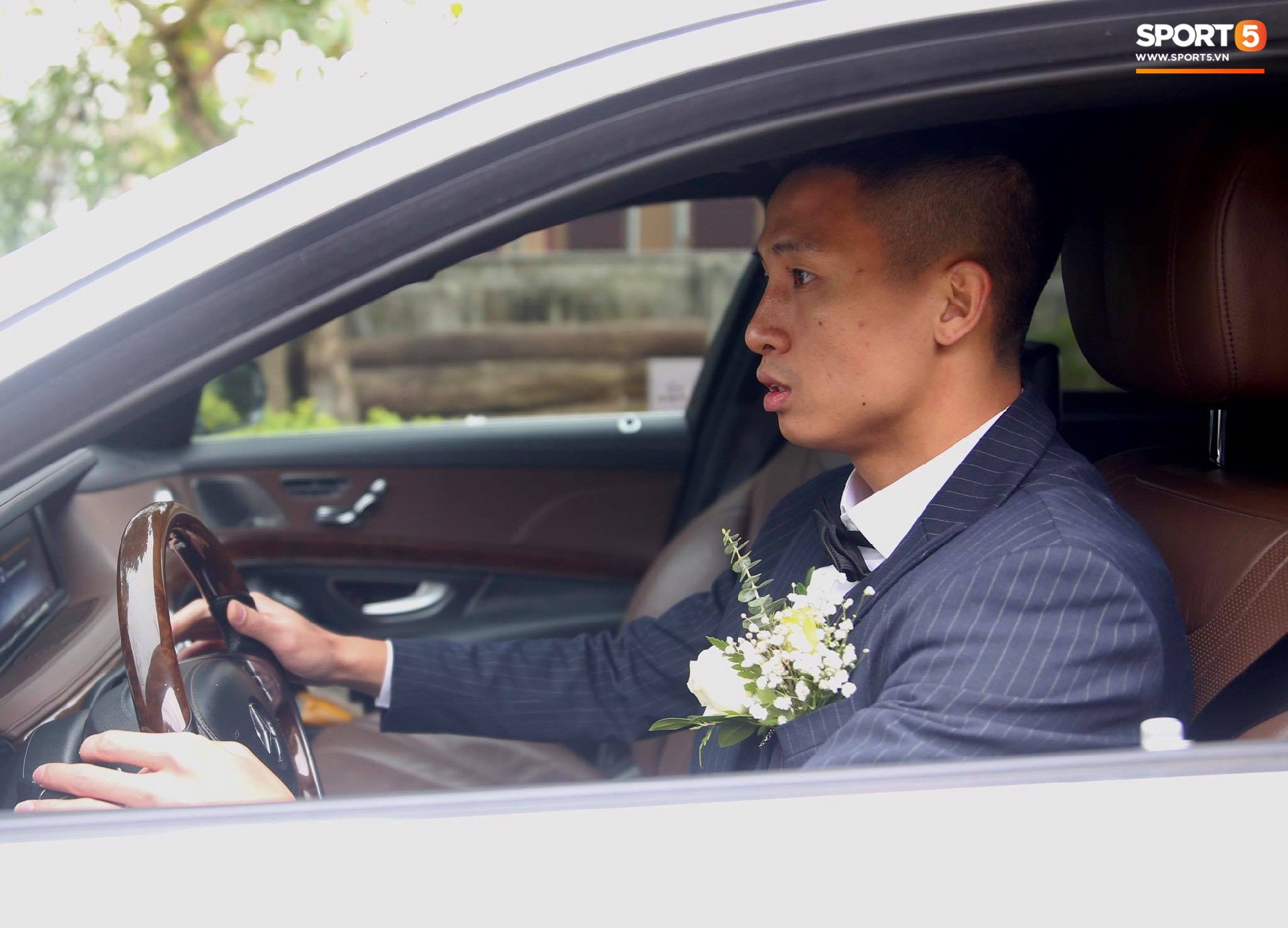 Bùi Tiến Dũng diện suit bảnh bao trong ngày trọng đại, tự lái xế hộp giá 4 tỷ đến đón nàng về dinh-5