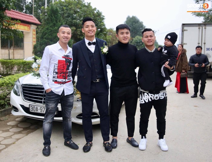 Bùi Tiến Dũng diện suit bảnh bao trong ngày trọng đại, tự lái xế hộp giá 4 tỷ đến đón nàng về dinh-6