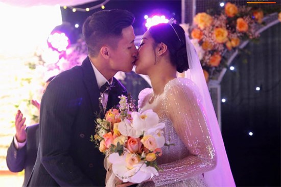 Bùi Tiến Dũng ân cần nâng váy cho Khánh Linh, cùng nhau khóa môi ngọt ngào trên sân khấu