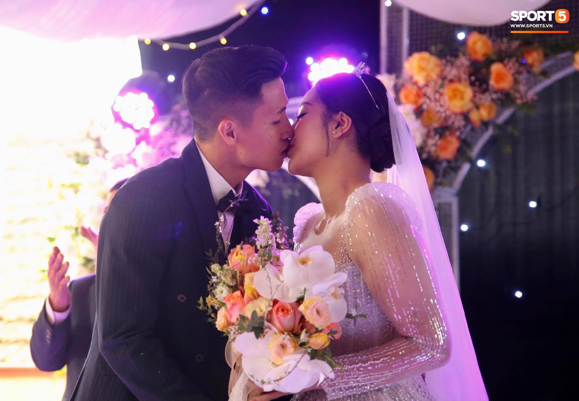 Bùi Tiến Dũng ân cần nâng váy cho Khánh Linh, cùng nhau khóa môi ngọt ngào trên sân khấu-3