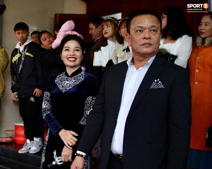 Bùi Tiến Dũng ân cần nâng váy cho Khánh Linh, cùng nhau khóa môi ngọt ngào trên sân khấu-8