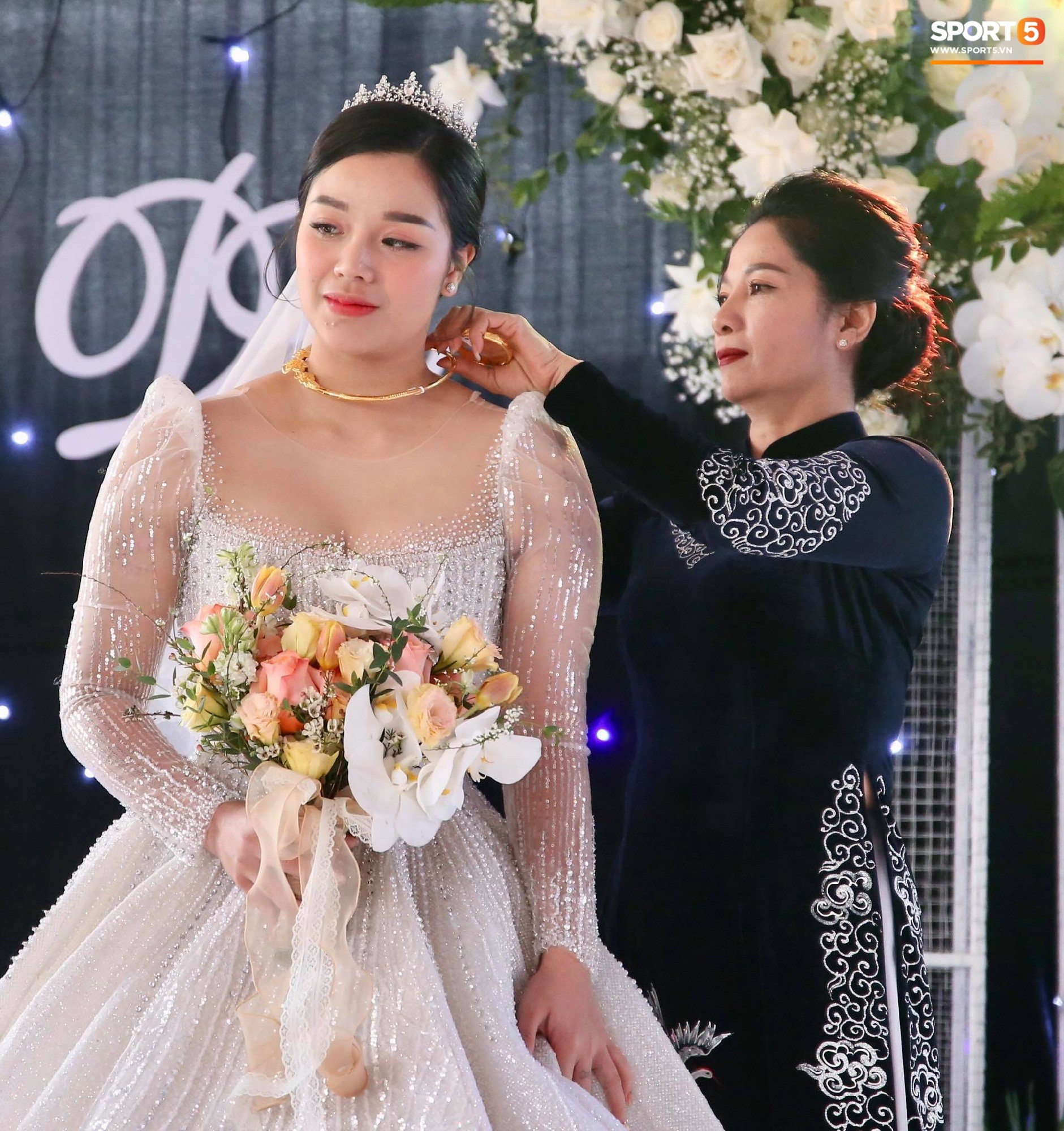 Bùi Tiến Dũng ân cần nâng váy cho Khánh Linh, cùng nhau khóa môi ngọt ngào trên sân khấu-6