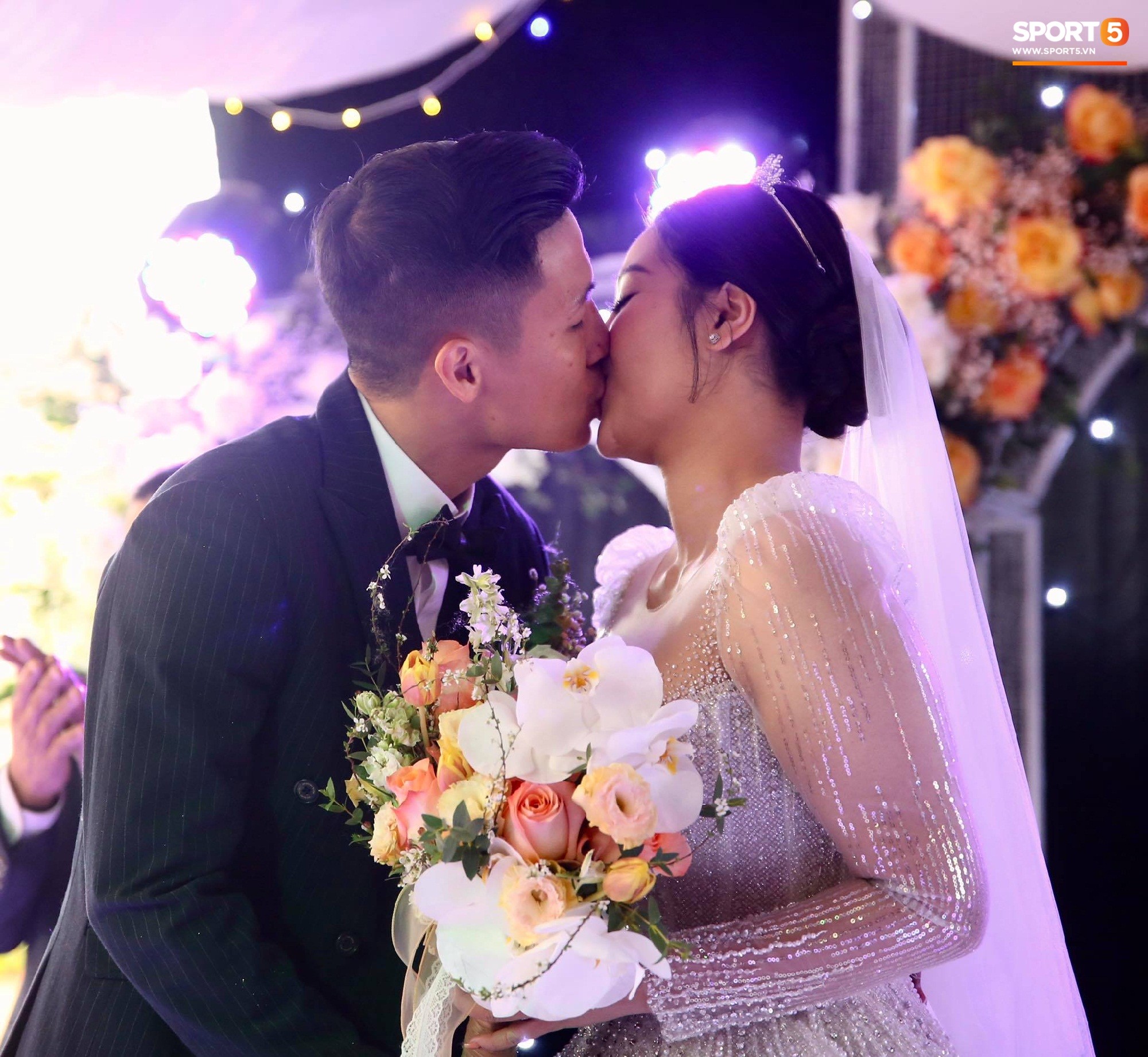 Bùi Tiến Dũng ân cần nâng váy cho Khánh Linh, cùng nhau khóa môi ngọt ngào trên sân khấu-4