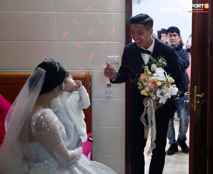 Bùi Tiến Dũng ân cần nâng váy cho Khánh Linh, cùng nhau khóa môi ngọt ngào trên sân khấu-1