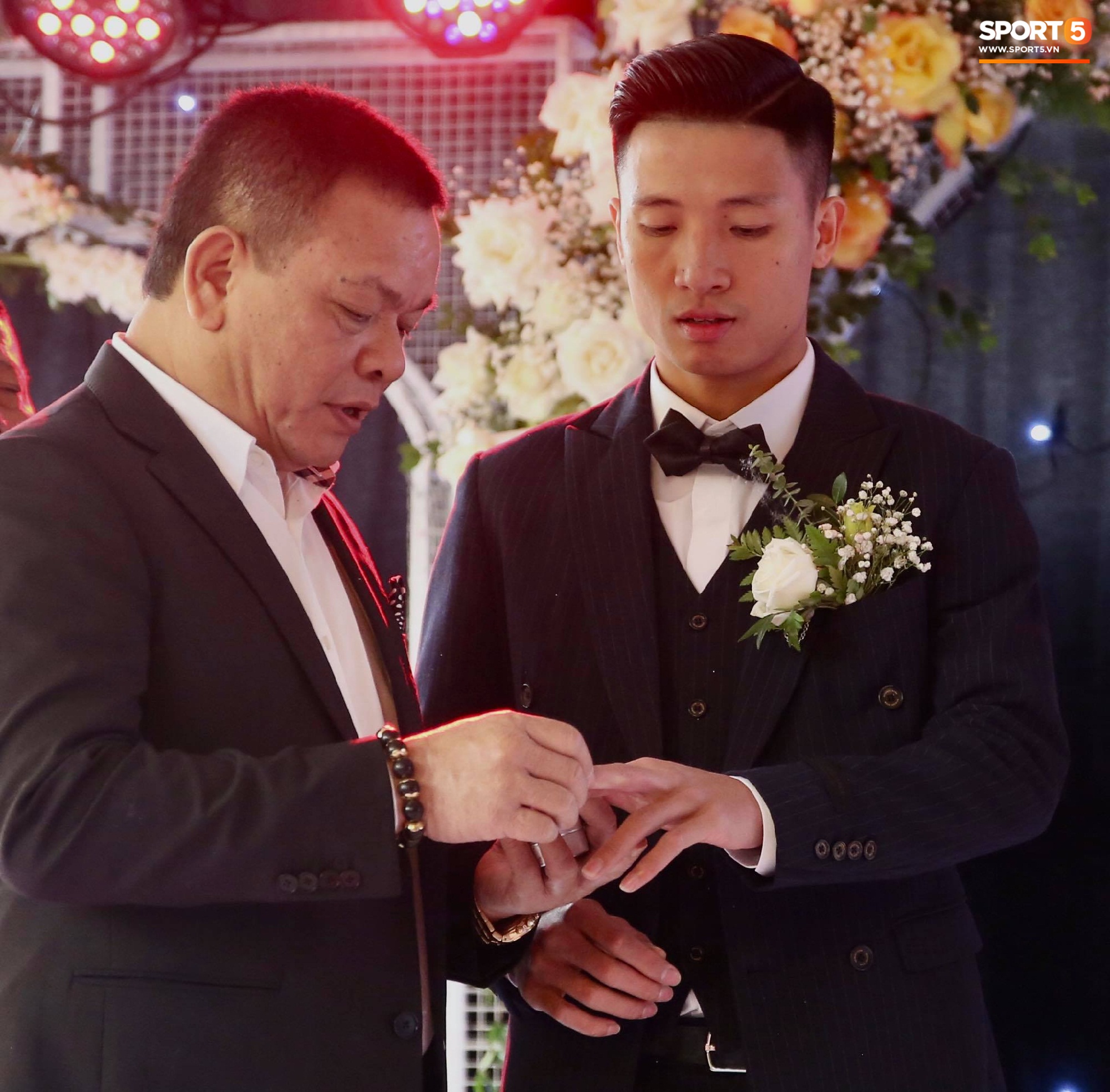 Bùi Tiến Dũng ân cần nâng váy cho Khánh Linh, cùng nhau khóa môi ngọt ngào trên sân khấu-5