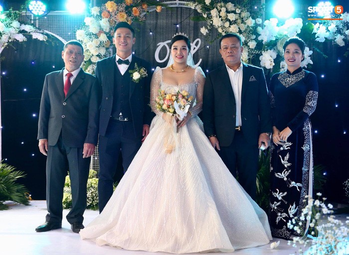 Bùi Tiến Dũng ân cần nâng váy cho Khánh Linh, cùng nhau khóa môi ngọt ngào trên sân khấu-2