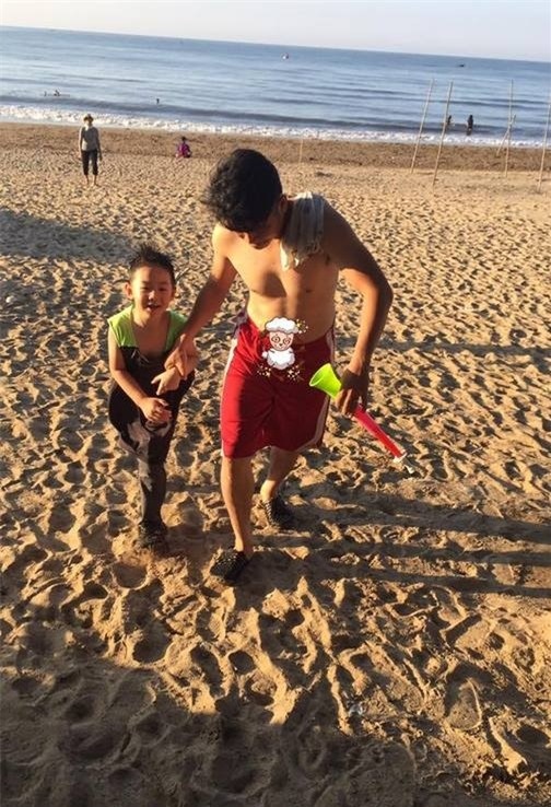 Lê Phương đăng ảnh cả nhà chào đón năm mới, nhưng bàn tay của Cà Pháo khiến ai cũng chú ý, khen gia đình khéo nuôi dạy con-4