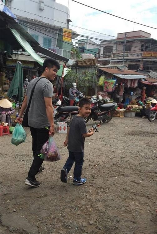 Lê Phương đăng ảnh cả nhà chào đón năm mới, nhưng bàn tay của Cà Pháo khiến ai cũng chú ý, khen gia đình khéo nuôi dạy con-5