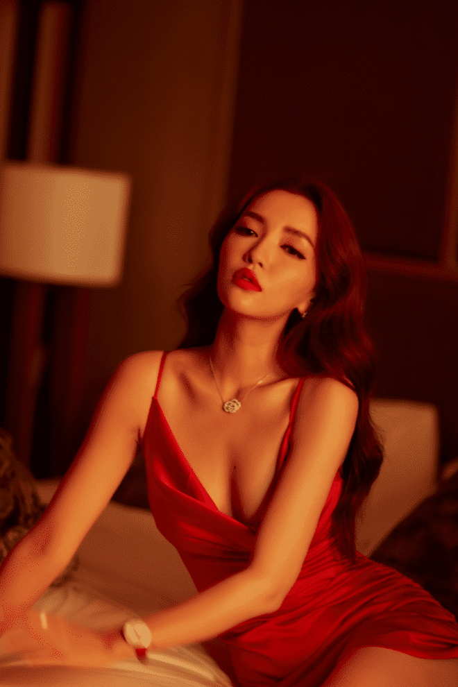 Bích Phương thật sự nặng nợ với đồ hở bạo: Lúc bị tố cáo thân hình tong teo, khi lại lộ bé mỡ ngay bụng-4