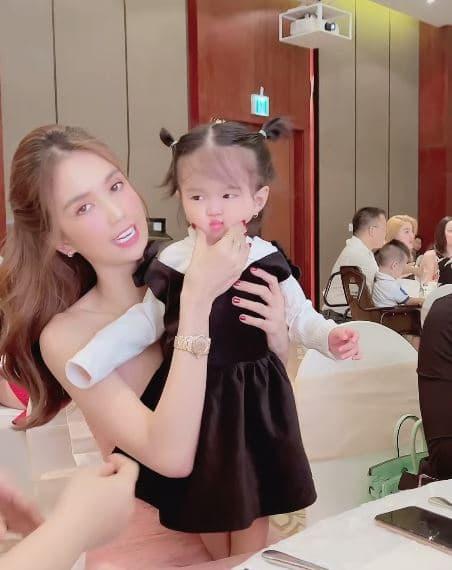 Ngọc Trinh chính thức nhận một bé gái làm con nuôi, danh tính khiến nhiều người bất ngờ-1