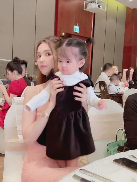 Ngọc Trinh chính thức nhận một bé gái làm con nuôi, danh tính khiến nhiều người bất ngờ-2