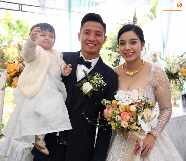 Bà xã Bùi Tiến Dũng trong ảnh của team ăn cưới so với hình studio tung lên mạng: Nhan sắc có còn mơn mởn?-5