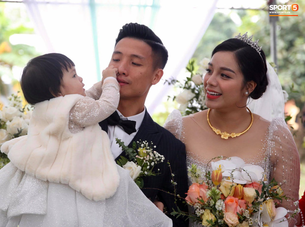 Bà xã Bùi Tiến Dũng trong ảnh của team ăn cưới so với hình studio tung lên mạng: Nhan sắc có còn mơn mởn?-6