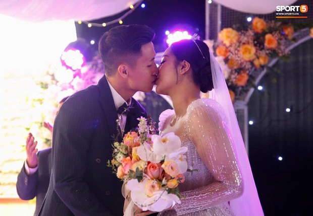 Bà xã Bùi Tiến Dũng trong ảnh của team ăn cưới so với hình studio tung lên mạng: Nhan sắc có còn mơn mởn?-7