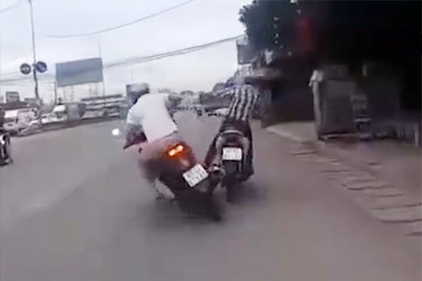 Thanh niên nhảy 2 xe máy trong 15 phút, camera hé lộ cảnh hành sự nhẹ nhàng không tưởng-1