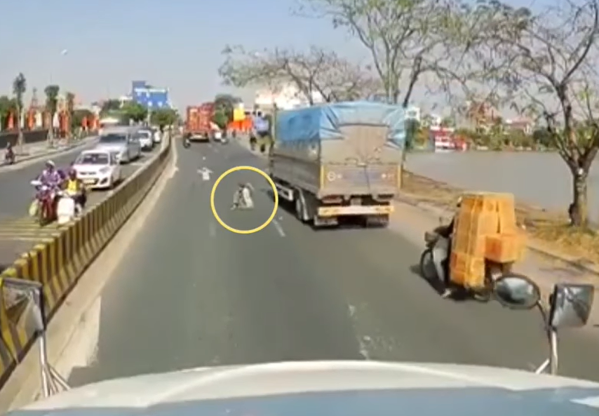 Thấy người đàn ông lê lết xin ăn giữa đường, thanh niên dừng xe có hành động thô bạo nhưng lại được nhiều người đồng tình-1