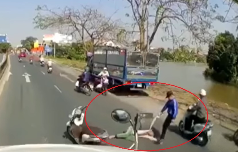 Thấy người đàn ông lê lết xin ăn giữa đường, thanh niên dừng xe có hành động thô bạo nhưng lại được nhiều người đồng tình-2