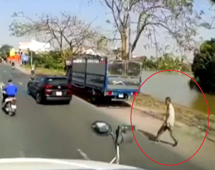 Thấy người đàn ông lê lết xin ăn giữa đường, thanh niên dừng xe có hành động thô bạo nhưng lại được nhiều người đồng tình-3