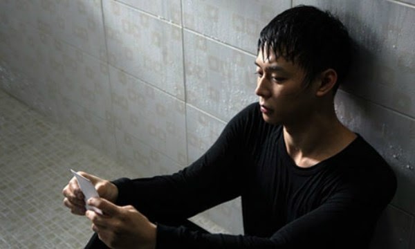 Đi làm xa 5 năm tôi thuê người quan tâm vợ để thử lòng, phản ứng của em khiến tôi ân hận cả đời-1