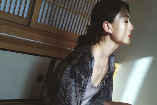 Trong ngày sinh nhật con trai 5 tuổi, tôi tình cờ mở ngăn kéo bàn làm việc của chồng rồi rụng rời khi nhìn thấy một chiếc phong bì