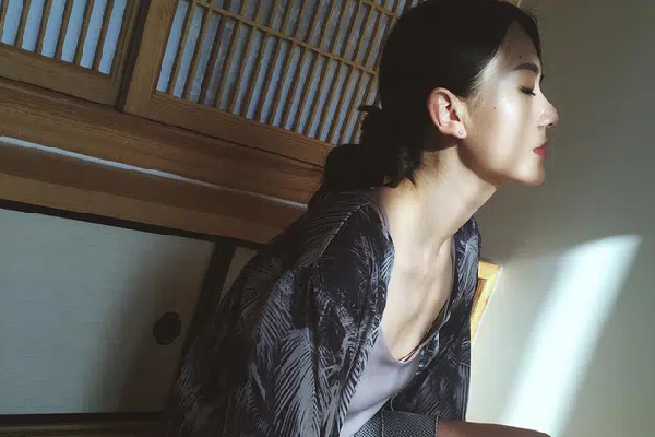 Trong ngày sinh nhật con trai 5 tuổi, tôi tình cờ mở ngăn kéo bàn làm việc của chồng rồi rụng rời khi nhìn thấy một chiếc phong bì-1