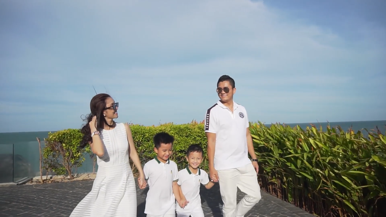 Clip: Nữ doanh nhân trẻ gây sốt với màn cầu hôn ngược đầy bất ngờ và lãng mạn dành cho người chồng đã bên mình 8 năm-5