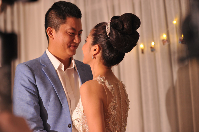 Clip: Nữ doanh nhân trẻ gây sốt với màn cầu hôn ngược đầy bất ngờ và lãng mạn dành cho người chồng đã bên mình 8 năm-2