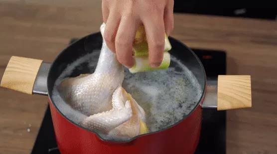 Hễ cuối tuần là cả nhà tôi lại yêu cầu món mì gà hầm, ăn mùa đông thì không thể đỉnh hơn!-1