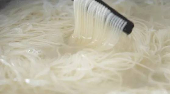 Hễ cuối tuần là cả nhà tôi lại yêu cầu món mì gà hầm, ăn mùa đông thì không thể đỉnh hơn!-3