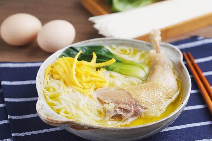Hễ cuối tuần là cả nhà tôi lại yêu cầu món mì gà hầm, ăn mùa đông thì không thể đỉnh hơn!-5