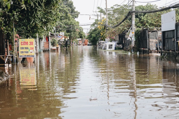 Sài Gòn không mưa, thành phố Thủ Đức vẫn ngập từ sáng đến trưa, dân bỏ nhà đi nơi khác-1