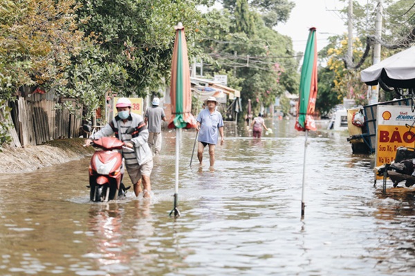 Sài Gòn không mưa, thành phố Thủ Đức vẫn ngập từ sáng đến trưa, dân bỏ nhà đi nơi khác-2