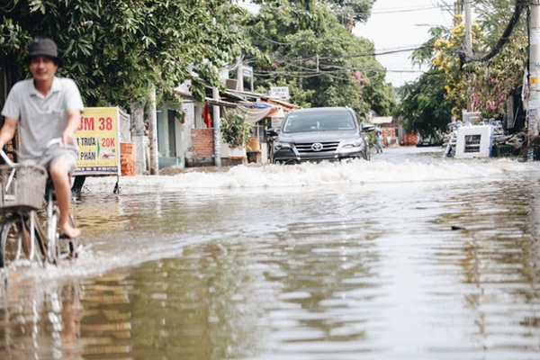 Sài Gòn không mưa, thành phố Thủ Đức vẫn ngập từ sáng đến trưa, dân bỏ nhà đi nơi khác-3