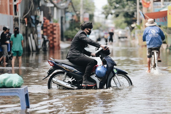 Sài Gòn không mưa, thành phố Thủ Đức vẫn ngập từ sáng đến trưa, dân bỏ nhà đi nơi khác-10