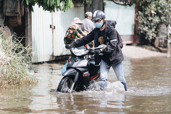 Sài Gòn không mưa, thành phố Thủ Đức vẫn ngập từ sáng đến trưa, dân bỏ nhà đi nơi khác-11