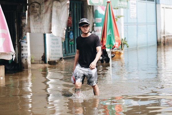 Sài Gòn không mưa, thành phố Thủ Đức vẫn ngập từ sáng đến trưa, dân bỏ nhà đi nơi khác-12