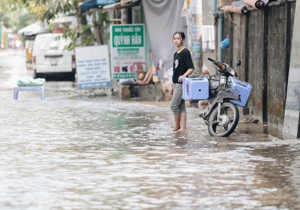 Sài Gòn không mưa, thành phố Thủ Đức vẫn ngập từ sáng đến trưa, dân bỏ nhà đi nơi khác-13