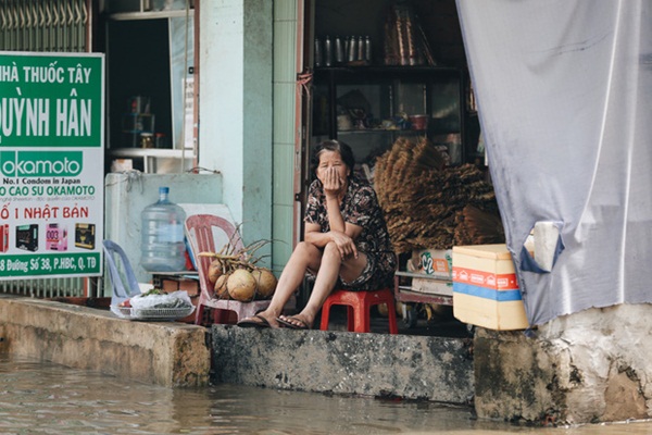 Sài Gòn không mưa, thành phố Thủ Đức vẫn ngập từ sáng đến trưa, dân bỏ nhà đi nơi khác-6