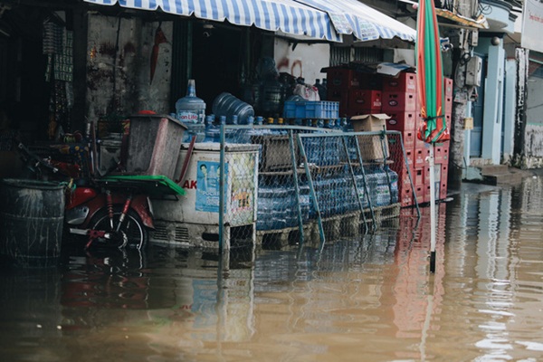 Sài Gòn không mưa, thành phố Thủ Đức vẫn ngập từ sáng đến trưa, dân bỏ nhà đi nơi khác-8
