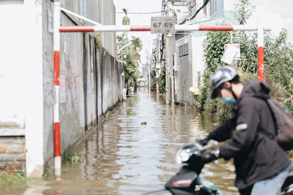 Sài Gòn không mưa, thành phố Thủ Đức vẫn ngập từ sáng đến trưa, dân bỏ nhà đi nơi khác-16